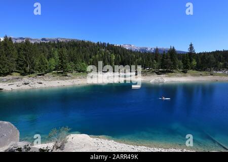 Schöner Caumasee mit klarem Süßwasser in der Nähe des Dorfes Flims, Schweiz Stockfoto