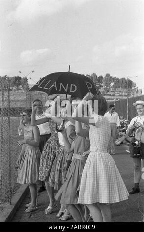 ' niederländische Frauenanhänger beim Feldhockeyspiel zwischen Neuseeland und den Niederlanden, um den zweiten Platz in der Gruppe A des Feldhockeyturniers bei den 17. Olympischen Spielen in Rom zu ermitteln; Die Partie wurde im Tre Fontane Stadium ausgetragen und vom NeuseelandItaliano mit 2:1 gewonnen: Tifose olandesi a bordo campo durante l'incontro di spareggio tra Nuova Zelanda e Paesi Bassi al Campo Tre Fontane di Roma per il secondo posto del girone A del torneo olimpico di Hockey su prato della XVII Olimpiade.Nederlands: Collectie / Archef : Fotoconecretie / reportage Stockfoto