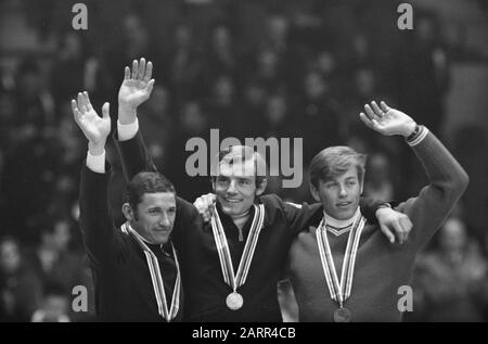 "Français: Jeux olympiques 1968 de Grenoble. Photographie de la cérémonie de remise de médailles de l'épreuve de descente en Ski alpin par Ron Kroon/Anefo. De gauche à droite : fr:Guy Périllat (Frankreich, argent), fr:Jean-Claude Killy (Frankreich, OR) et fr:Jean-Daniel Dätwyler (Suisse, Bronze).Nederlands: Collectie / Archef : Fotocollectie Anefo Reportage / Ceremonie : [ onbekend ] Beschrijelen : Olympische Datafari 1968, Grenoble Datendonie (Frankreich) Frankrijk, Grenoble Fotograaf: Kroon, Ron/Anefo Auteursrechthebende: Nationaal Archief Mat Stockfoto