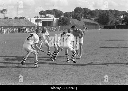 ' Feldhockeyspiel Zwischen Neuseeland und den Niederlanden mit Tie-Breaker, um den zweiten Platz in der Gruppe A des Feldhockeyturniers bei den 17. Olympischen Spielen in Rom zu ermitteln; das Spiel wurde im Tre Fontane Stadium ausgetragen und wurde von NeuseelandItaliano mit 2:1 gewonnen: Incontro di spareggio tra Nuova Zelanda e Paesi Bassi al Campo Tre Fontane di Roma per il secondo posto del girone A del torneo olimpico di Hockey su prato della XVII Olimpiade.Nederlands: Collectie / Archef : Fotocollectie Anefo Reportage / Serie : [ onbekend ] Olympische Spelen te Rome, Hockey Nederland tegen nie Stockfoto