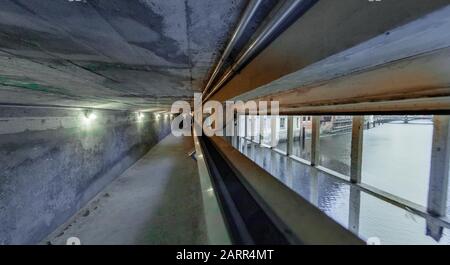 Hamburg, Deutschland. Januar 2020. Blick auf die sogenannte "Seufzerbrücke" in der Stadthöfe Memorial, über die während der NS-Zeit Häftlinge aus den Haftzellen in die Verhörräume gebracht wurden. Bis 1945 beherbergte der Gebäudekomplex das Polizeipräsidium und die norddeutschen Kontrollzentren der Kriminalpolizei und der Gestapo. Credit: Markus Scholz / dpa / Alamy Live News Stockfoto