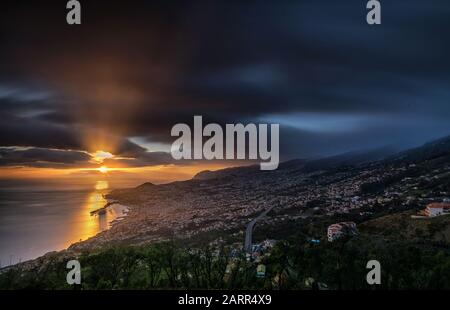 Sonnenuntergang über Funchal, der Hauptstadt der Insel Madeira Stockfoto