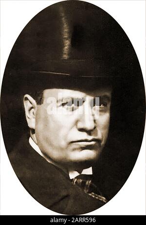 Portrait VON MUSSOLINI IN TOP HAT & TAILS - Benito Amilcare Andrea Mussolini (1883-1945), Politischer Journalist, Premierminister von Italien, Außenminister, Duce der italienischen Sozialrepublik, Diktator und Führer der nationalen Faschistenpartei. Er und seine Mätresse Clara Petacci und seine Anhänger wurden nach der Festnahme durch Partisanen kurzerhand erschossen und nach Mailand gebracht, wo ihre Körper getreten, verstümmelt und kopfüber aufgehängt wurden. Stockfoto