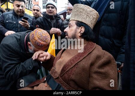 Syed Abdul Qader Jilani in Kashmiris und Sikhs protestieren am Republiktag 2020 außerhalb der indischen Hochkommission in London. Ein Anti-Indien-Protest, der der Welt von den diskriminierenden und rassistischen Verbrechen erzählt, die der indische Staat unter Modi gegen Muslime, Sikhs, Christen, Dalits usw. anpöbelt 26. Januar 2020 Stockfoto