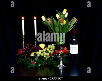Blumen-, Obst-, Käse- und Weinserien, die die Eleganz und Dekadenz von Speisen, Wein und die satten Farben der Naturen reichlich darstellen. Stockfoto