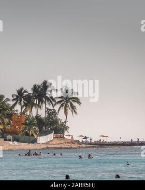 Touristenschwimmbad Cayman Islands Stockfoto
