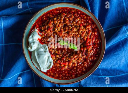 Overhead-Aufnahme von traditioneller türkischer Linsenform und einem Löffel Joghurt Stockfoto