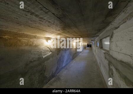 Hamburg, Deutschland. Januar 2020. Blick auf die sogenannte "Seufzerbrücke" in der Stadthöfe Memorial, über die während der NS-Zeit Häftlinge aus den Haftzellen in die Verhörräume gebracht wurden. Bis 1945 beherbergte der Gebäudekomplex das Polizeipräsidium und die norddeutschen Kontrollzentren der Kriminalpolizei und der Gestapo. Credit: Markus Scholz / dpa / Alamy Live News Stockfoto