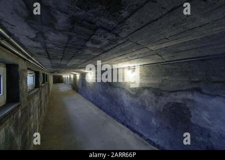 Hamburg, Deutschland. Januar 2020. Blick auf die sogenannte "Seufzerbrücke" in der Stadthöfe Memorial, über die während der NS-Zeit Häftlinge aus den Haftzellen in die Verhörräume gebracht wurden. Bis 1945 beherbergte der Gebäudekomplex das Polizeipräsidium und die norddeutschen Kontrollzentren der Kriminalpolizei und der Gestapo. Credit: Markus Scholz / dpa / Alamy Live News Stockfoto