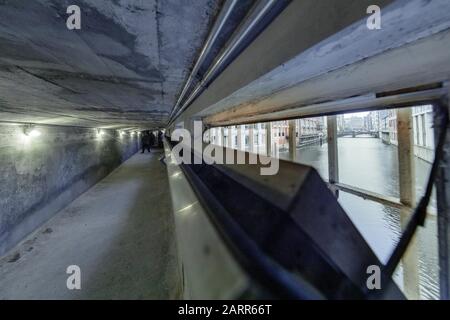 Hamburg, Deutschland. Januar 2020. Blick auf die sogenannte "Seufzerbrücke" in der Stadthöfe Memorial, über die während der NS-Zeit Häftlinge aus den Haftzellen in die Verhörräume gebracht wurden. Bis 1945 beherbergte der Gebäudekomplex das Polizeipräsidium und die norddeutschen Kontrollzentren der Kriminalpolizei und der Gestapo. Credit: Markus Scholz / dpa / Alamy Live News Stockfoto