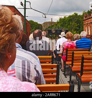 Reiten im Ausland eine offene Top elektrische Straßenbahn in Crich Tramway Village Stockfoto