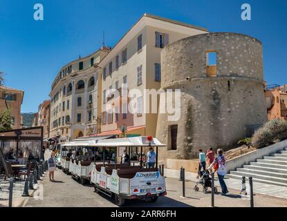 Tour de Scalu, Turm, Fußgängerzone in der Rue Notre Dam in L'Ile-Rousse, Haute Corse, Korsika, Frankreich Stockfoto