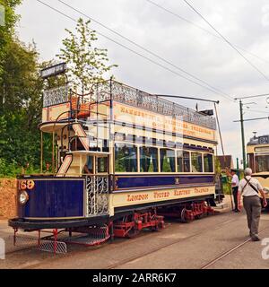 London über Kopf elektrische Triebwagen Crich Tramway Village Stockfoto