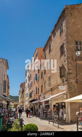 Fußgängerzone in der Rue Notre Dam in L'Ile-Rousse, in der französischen Region Haute Corse, Korsika Stockfoto