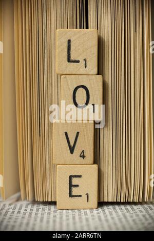 Woodbridge, NEW JERSEY/USA - 25. Januar 2020: Scrabble Tiles buchstabieren das Wort Liebe in diesem anschaulichen redaktionellen Bild. Die Kacheln sind positione Stockfoto