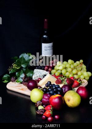 Blumen-, Obst-, Käse- und Weinserien, die die Eleganz und Dekadenz von Speisen, Wein und die satten Farben der Naturen reichlich darstellen. Stockfoto