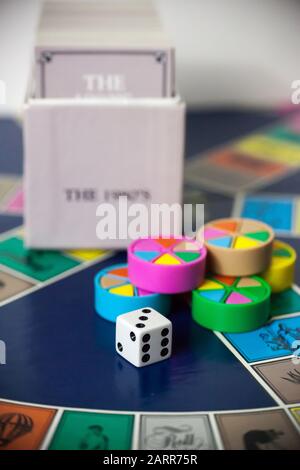 Woodbridge, NEW JERSEY/USA - 28. Januar 2020: Eine 80er-Ausgabe des beliebten Familienbrettspiels Trivial Pursuit ist abgebildet Stockfoto
