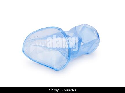 Studioaufnahme einer einzigen zerdrückten Einweg-Plastikbecher, die auf der Seite liegt, die vor einem weißen Hintergrund herausgeschnitten ist - John Gollop Stockfoto