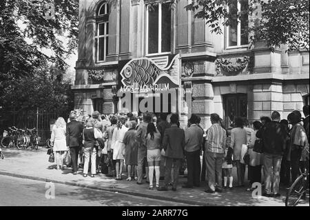 Fahren Sie die Besucher vor dem Eingang zum Artis Zoo: Eintritt zum halben Geld am Himmelfahrtstag Datum: 20. Mai 1971 Ort: Amsterdam, Noord-Holland Schlüsselwörter: Besucher, Zoos, Rows Institutionenname: Artis Stockfoto