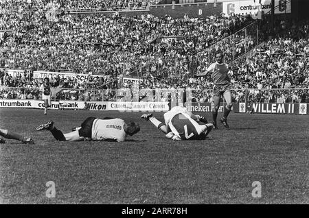 Fußball Ajax gegen PSV 3-0 Olsen (7) wurde vom PSV-Torhüter Van der Meulen (l.) gestürzt Datum: 18. April 1982 Schlagwörter: Sport, Fußball Stockfoto
