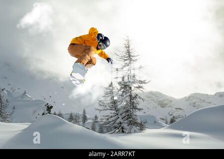 Fahrer bei Sonnenuntergang im Neuschnee Stockfoto