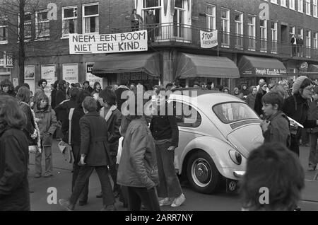 Rheinstreifenbewohner besetzen Kreuzung, gut, dass es Polizeidatum: 16. März 1973 Ort: Amsterdam, Noord-Holland Schlüsselwörter: Polizei, Berufe Stockfoto