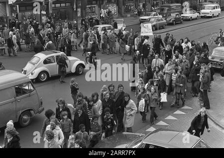 Rheinstreat-Bewohner besetzen Kreuzung Datum: 16. März 1973 Ort: Amsterdam, Noord-Holland Schlüsselwörter: Beruf Stockfoto