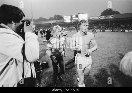 Fußball AZ 67 gegen FC-Utrechter 5:1 (KNVB-Pokal); 14A: Freude an Trainer Kessler; 5A, 6A, 7A: Fröhliche Kees Brust Datum: 18. Mai 1982 Schlagwörter: Sport, Trainer, Fußball persönlicher Name: Kess, Kees Stockfoto