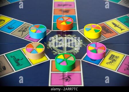 Woodbridge, NEW JERSEY/USA - 28. Januar 2020: Eine 80er-Ausgabe des beliebten Familienbrettspiels Trivial Pursuit ist abgebildet Stockfoto
