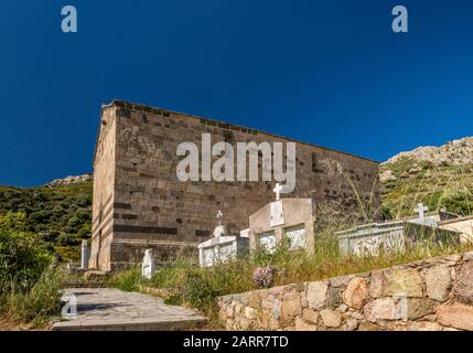 Chapelle St-Rainer, 13. Jahrhundert, romanisch-pisanischer Stil, auf dem Friedhof in der Nähe der Bergstadt Montemaggiore, Teil der Gemeinde Montegrosso, Korsika, Frankreich Stockfoto