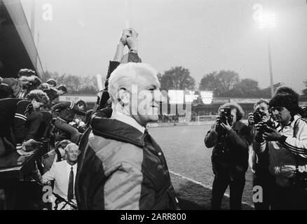 Fußball AZ 67 gegen FC-Utrechter 5:1 (KNVB-Pokal); Freude an Trainer Kessler Datum: 18.Mai 1982 Schlagwörter: Sport, Trainer, Fußball Stockfoto