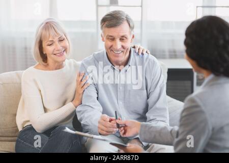 Senioren-Paar besucht Finanzberater im Büro Stockfoto