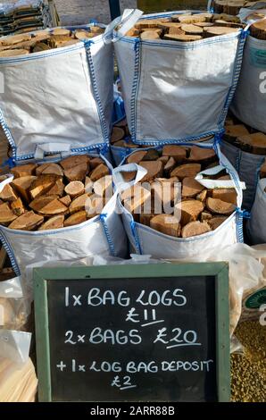 Preise Januar 2020 Winter Kraftstoffbeutel mit Trockenholz zum Verkauf in einem Bauernladen Stockfoto