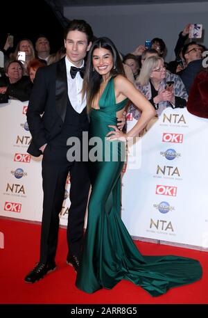 Joey Essex und Lorena Medina nehmen an den National Television Awards 2020 in der O2 Arena, London, teilzunehmen. Stockfoto