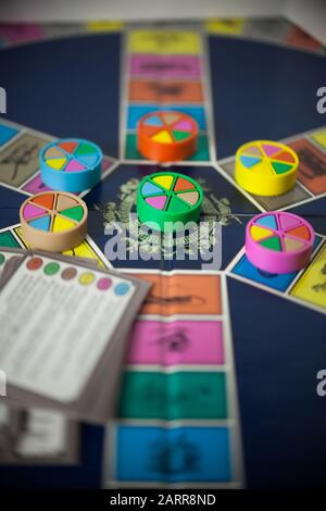 Woodbridge, NEW JERSEY/USA - 28. Januar 2020: Eine 80er-Ausgabe des beliebten Familienbrettspiels Trivial Pursuit ist abgebildet Stockfoto