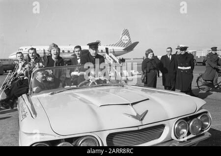 Robert Dhery, der französische Regisseur des Films La Belle Americaine mit Frau und Schauspielerin Colette Brosset am Flughafen Schiphol (+ das ursprüngliche Auto der Belle Americaine, auf dem der Text der My Fair Lady aufgebrochen ist] Datum: 22. Februar 1962 Ort: Schiphol, Zuid-Holland Schlüsselwörter: Schauspielerinnen, Autos, Film, Filmregisseure, Filmstars, Flughäfen persönlicher Name: Brosset, Colette, Dhery Robert Stockfoto