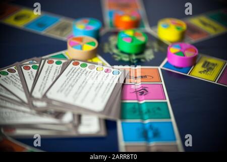 Woodbridge, NEW JERSEY/USA - 28. Januar 2020: Eine 80er-Ausgabe des beliebten Familienbrettspiels Trivial Pursuit ist abgebildet Stockfoto