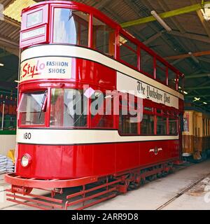 Overhead elektrische Straßenbahnen im Schuppen im Crich Tramway Village Stockfoto