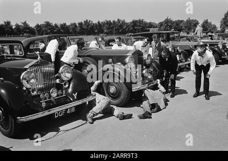 Rolls Royces, der die Baujahre für 1939 besuchte, ein Schatz der Autogeschichte, der viel Interesse weckte Datum: 8. Juni 1964 Schlüsselwörter: Interesse, Besuche Den Namen Der Institution: Rolls Royce: Pot, Harry/Anefo Stockfoto