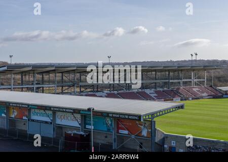 Das PTS Academy Stadium, Heimstadion des Northampton Town FC, Sixfields, Northampton, Großbritannien; zeigt die umstrittene unvollendete Osttribüne Stockfoto