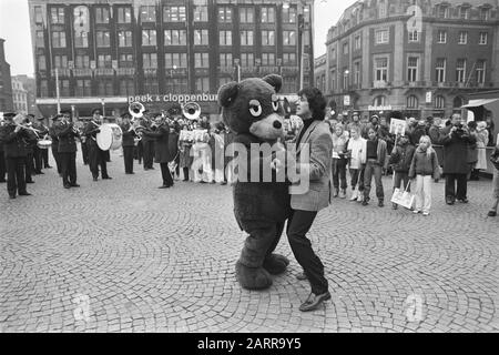 Der Verkauf der ersten Kindermarken begann Ron Brandsteder und Bella Beer Dam Datum: 10. november 1981 Ort: Amsterdam, Noord-Holland Schlüsselwörter: Kindermarken, Präsentatoren persönlicher Name: Bella Beer, Brandsteder, Ron Stockfoto