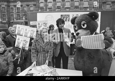 Der Verkauf der ersten Kindermarken begann Ron Brandsteder (mit Mikrofon) und Bella Beer, die auf den Dam-Stempeln von Frau Polak gekauft wurden Datum: 10. November 1981 Standort: Amsterdam, Noord-Holland Schlüsselwörter: Kindermarken, Verkauf persönlicher Name: Bella Beer, Brandsteder, Ron, Polak-van't Kruys, J.C. Stockfoto