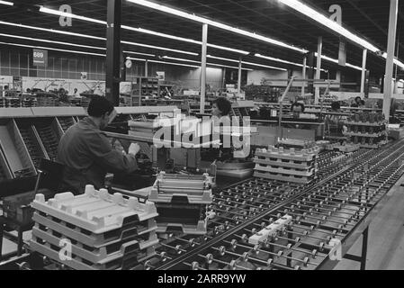 Van Aardenne (EZ) besucht IBM Werk zur Herstellung 2,5-millionster Kugelkopfschreibmaschine und zur Verwendung elektronischer Peripheriegeräte Datum: 17. Januar 1984 Stichwörter: Fabriken Personenname: Aardenne, Gijs van Stockfoto