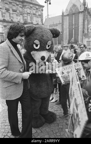 Der Verkauf der ersten Kindermarken begann Ron Brandsteder (links) und Bella Beer sehen die Kindermarken am Dam Datum: 10. November 1981 Standort: Amsterdam, Noord-Holland Schlüsselwörter: Kindermarken, Präsentatoren persönlicher Name: Bella Beer, Brandsteder, Ron Stockfoto