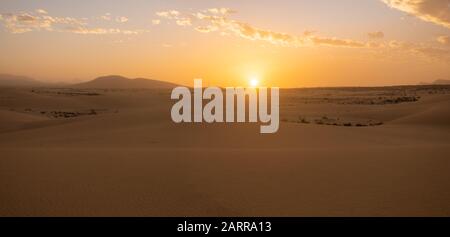 , Kanarische Inseln - Fuerteventura Sanddünen im Nationalpark Dunas de Corralejo bei einem schönen Sonnenuntergang Stockfoto