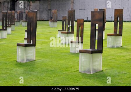 Das Feld mit Leeren Stühlen am Oklahoma City National Memorial, Ort des Bombenanschlags vom 19. April 1995. Jeder Stuhl stellt eines der 168 Opfer dar. Stockfoto