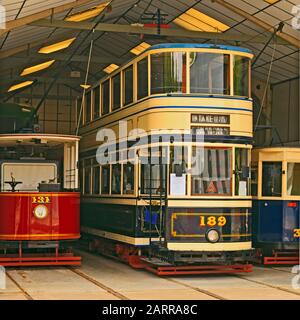 Overhead elektrische Straßenbahnen im Schuppen im Crich Tramway Village Stockfoto