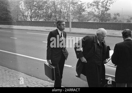 Rontgenologen für Gericht in den Bosch etwa 675.000, um eine Forderung bei Krankenkassen einzuziehen; verdächtig, P. Klaver bei Ankunft (r) Datum: 28. Oktober 1976 Standort: Den Bosch Schlüsselwörter: Verdächtige, Ankünfte, Gerichte persönlicher Name: S. Clover Stockfoto