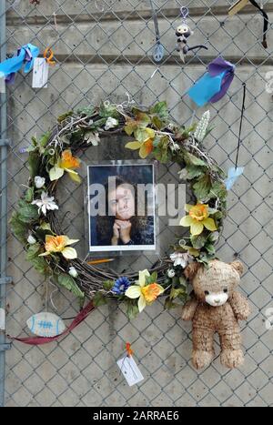 Objekte, die auf dem Gedenkzaun, einem Teil des Oklahoma City National Memorial, liegen. Der Zaun schützte ursprünglich das Gelände des Bombenanschlags von 1995. Stockfoto