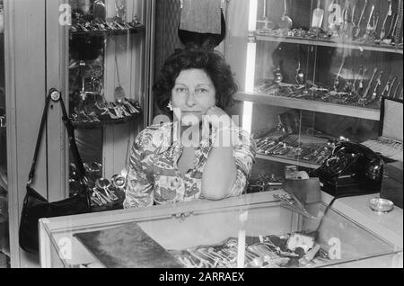 Raub auf Juweliergeschäft in Amsterdam; Inhaberin mrs. Kooker in ihrem Juweliergeschäft Datum: 21. Juni 1974 Ort: Amsterdam, Noord-Holland Schlüsselwörter: Raub persönlicher Name: Koch Stockfoto